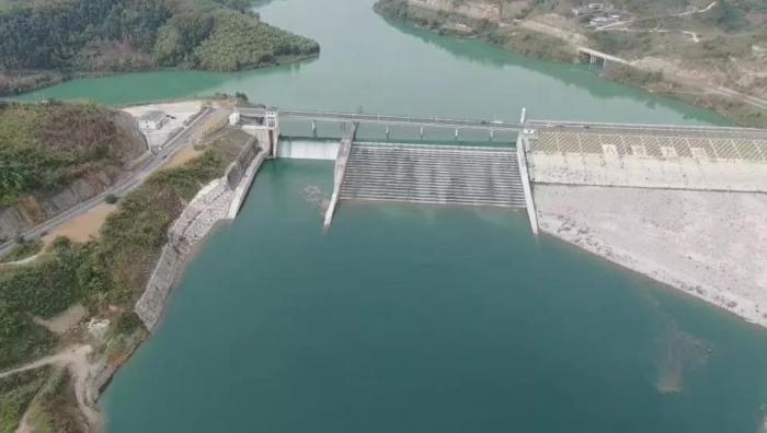 　　圖1 2021年12月7日，督察組使用無(wú)人機(jī)拍攝，保護(hù)區(qū)實(shí)驗(yàn)區(qū)內(nèi)的八吝大壩已建成，且未設(shè)置過(guò)魚(yú)設(shè)施