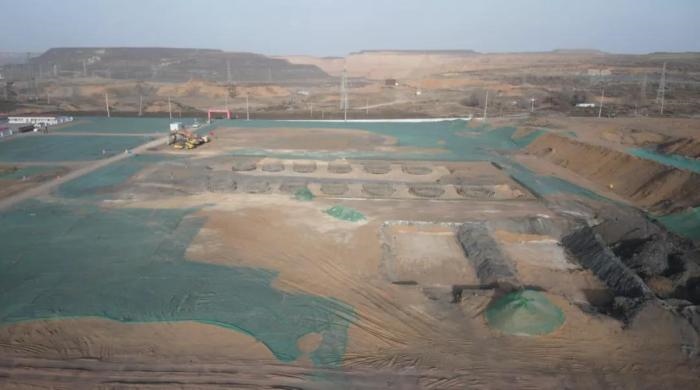 2021年12月11日，督察組使用無(wú)人機(jī)拍攝，神木市蘭炭產(chǎn)業(yè)特色園區(qū)檸條塔片區(qū)廢水集中處理設(shè)施僅完成部分基礎(chǔ)建設(shè)