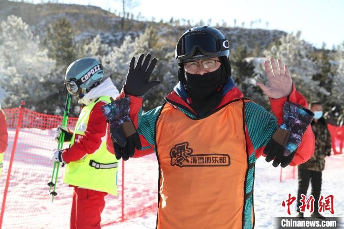 圖為滑雪場現(xiàn)場?！≡S婷 攝