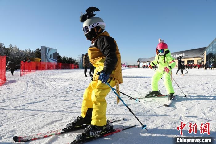 圖為滑雪場現(xiàn)場?！≡S婷 攝