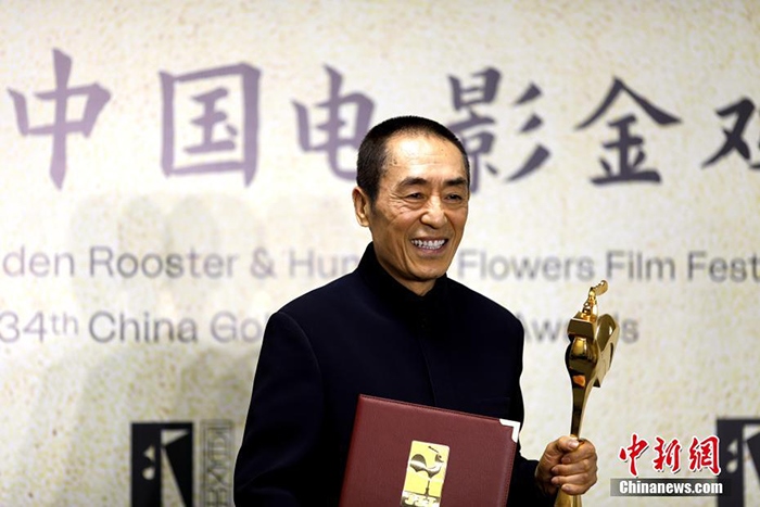 12月30日晚，第34屆中國電影金雞獎頒獎典禮在福建省廈門市舉行。張藝謀以執(zhí)導(dǎo)《懸崖之上》榮膺最佳導(dǎo)演獎。 <a target='_blank' href='/'>中新社</a>記者 呂明 攝