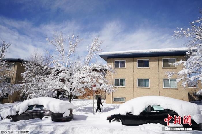 資料圖：當(dāng)?shù)貢r(shí)間2021年3月15日，美國(guó)科羅拉多州丹佛，當(dāng)?shù)赜瓉韽?qiáng)暴風(fēng)雪天氣，城市被積雪覆蓋。