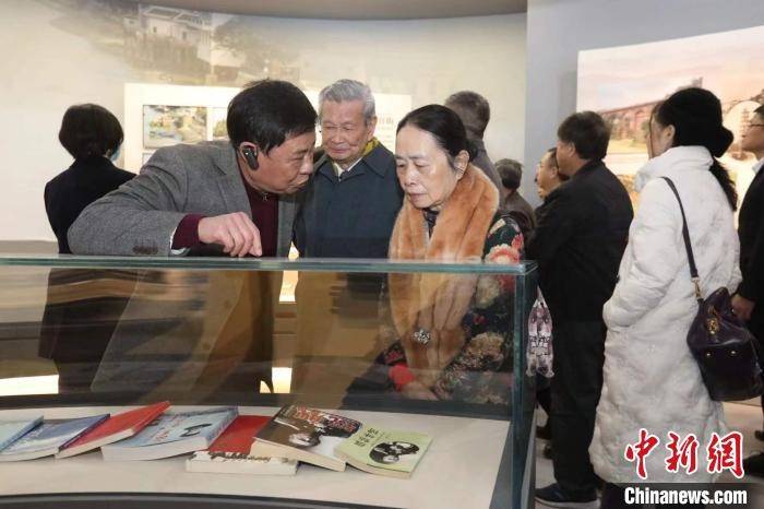 船政后裔在參觀新館。　陳曉靜 攝