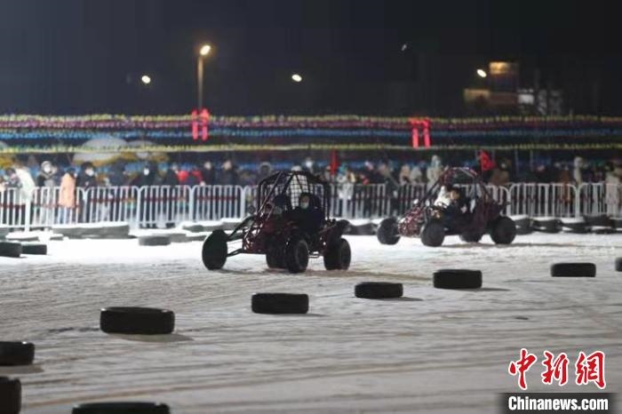 來吧，一起體驗(yàn)雪地越野車的刺激吧?！∮诤Ｑ?攝