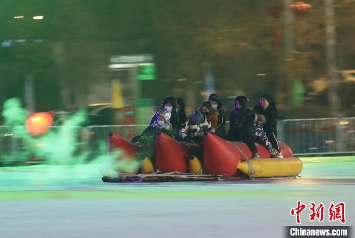 民眾沉醉在冰上香蕉船的快樂中?！∮诤Ｑ?攝