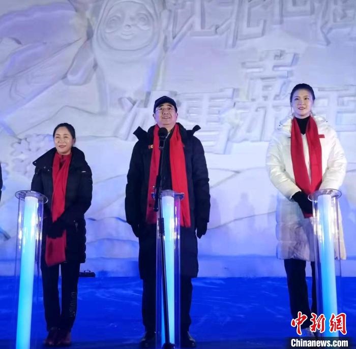 前女排國家隊(duì)隊(duì)長奧運(yùn)冠軍惠若琪(右一)，中國女子田徑競走奧運(yùn)冠軍王麗萍(左一)助陣當(dāng)晚活動?！≮w桂華 攝