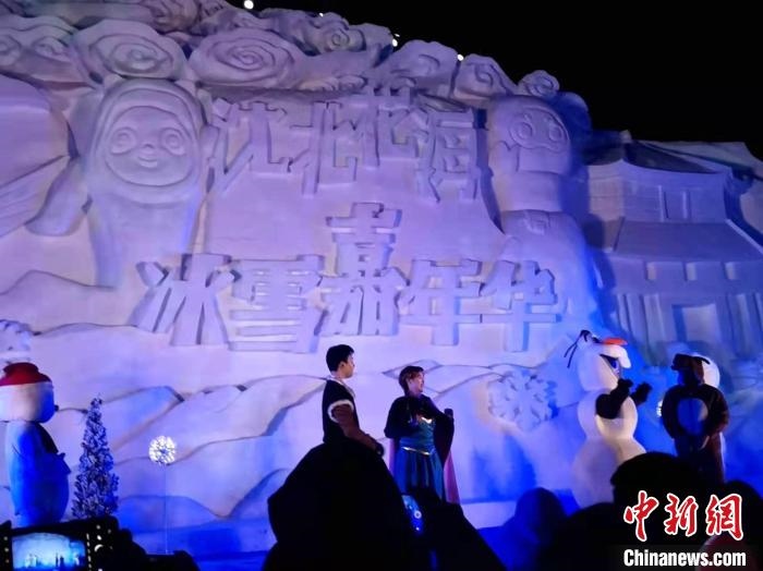 活動現(xiàn)場表演的《冰雪奇緣》很受歡迎?！≮w桂華 攝
