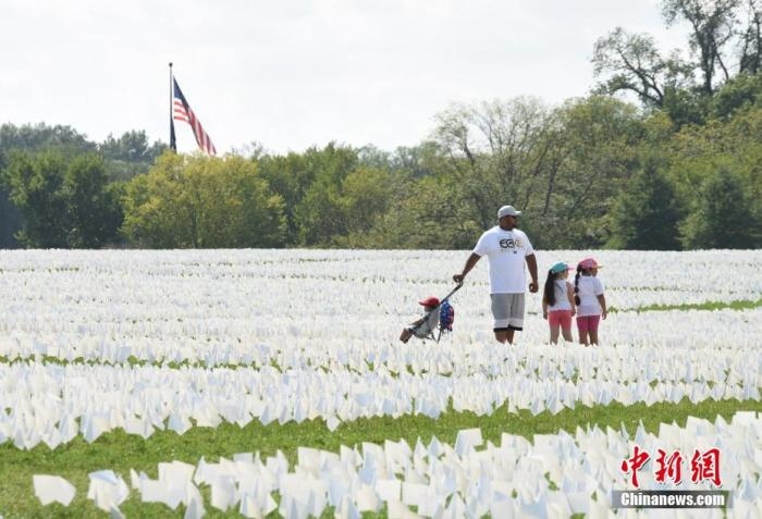 當(dāng)?shù)貢r間2021年9月18日，美國首都華盛頓國家廣場上插著數(shù)十萬白色旗幟，悼念新冠逝者。這個名為“在美國：銘記”藝術(shù)裝置由美國藝術(shù)家弗斯滕伯格(Suzanne Firstenberg)策劃，她計劃在兩周內(nèi)與公眾一起在華盛頓國家廣場插上與美國新冠死亡病例數(shù)對應(yīng)的白旗，以示悼念。 <a target='_blank' href='/'>中新社</a>記者 陳孟統(tǒng) 攝