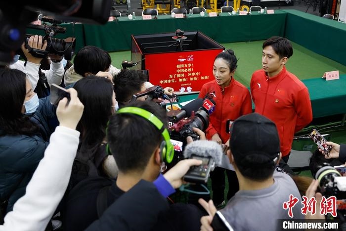 1月5日晚，全力沖刺北京冬奧學(xué)習(xí)座談會(huì)在北京舉行。座談會(huì)后，中國(guó)花樣滑冰雙人滑組合隋文靜、韓聰接受記者采訪。 <a target='_blank' href='/'>中新社</a>記者 富田 攝