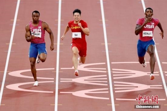 資料圖：北京時間8月1日晚，在東京奧運會男子百米決賽中，中國選手蘇炳添以9.98秒的成績獲得第六名，作為首位闖進(jìn)奧運男子百米決賽的中國人，他再次創(chuàng)造了歷史。圖為蘇炳添在比賽中。<a target='_blank' href='/'>中新社</a>記者 富田 攝