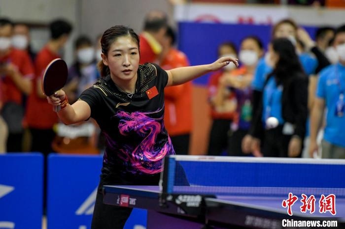 劉詩(shī)雯在2021年全國(guó)乒乓球“業(yè)余球王”總決賽中與選手互動(dòng)交流球技?！●樤骑w 攝