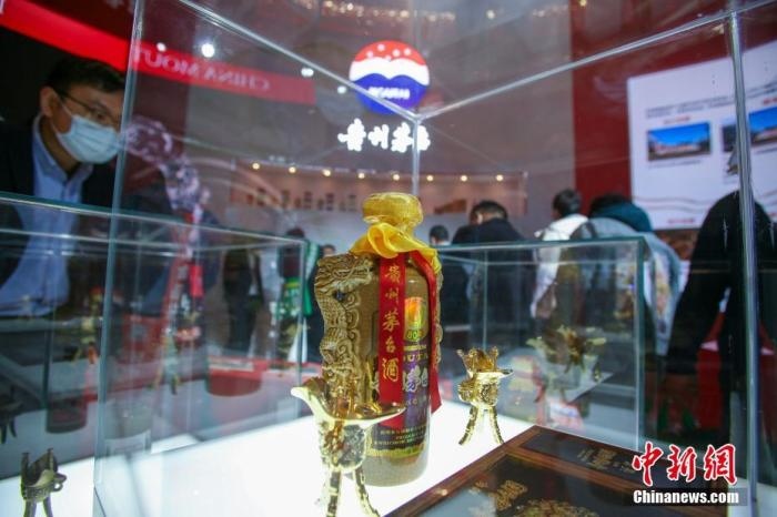 10月19日，天津，參觀者在中國茅臺展位參觀展示的白酒。當(dāng)天，第105屆全國糖酒商品交易會在國家會展中心(天津)啟幕。本屆糖酒會展覽總面積20萬平方米，吸引了來自40多個(gè)國家和地區(qū)的3504家參展商參展，共設(shè)置了傳統(tǒng)酒類、葡萄酒及國際烈酒、食品及飲料、調(diào)味品及配料、食品機(jī)械及包裝等展區(qū)。 <a target='_blank' href='/'>中新社</a>記者 佟郁 攝