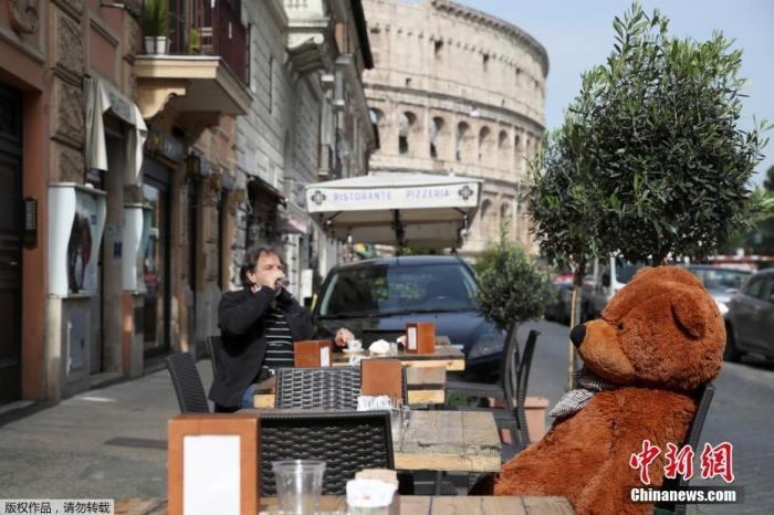 資料圖：意大利羅馬斗獸場附近的酒吧，顧客在露臺上喝酒。