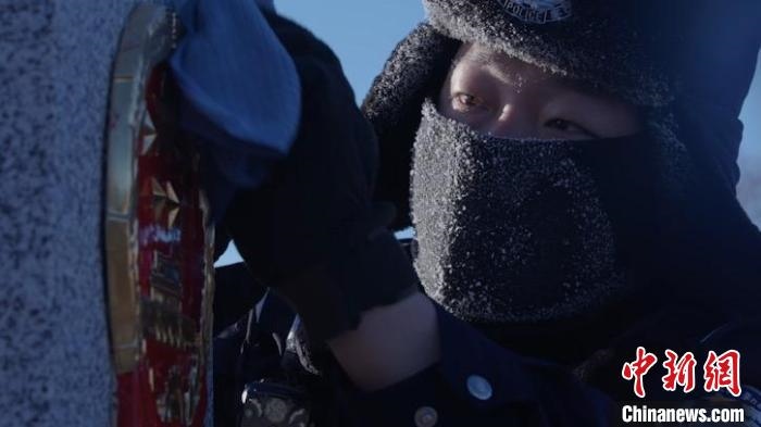 圖為恩和哈達(dá)邊境派出所的9名民警踏雪巡邊?！⒕S明 攝