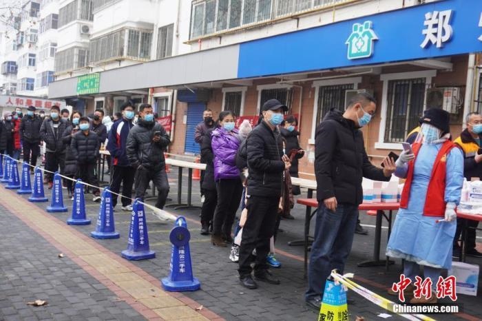 資料圖：1月7日，河南鄭州，市民有序排隊進(jìn)行核酸檢測。<a target='_blank' href='/'>中新社</a>記者 劉鵬 攝