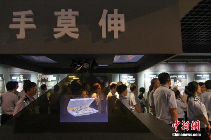 資料圖：2015年10月，海南省公安廳組織黨員干部前往反腐倡廉警示教育基地參觀受教。洪堅(jiān)鵬 攝