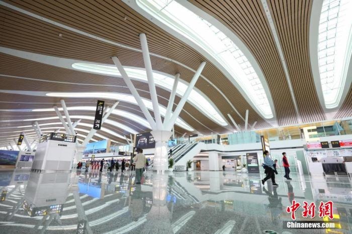 資料圖：貴陽龍洞堡國際機(jī)場T3航站樓出發(fā)大廳。 瞿宏倫 攝