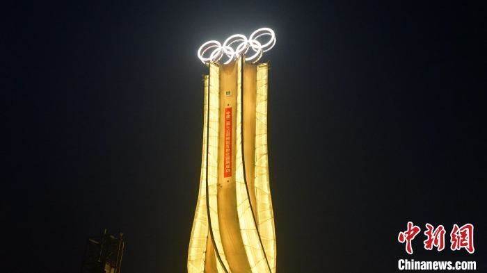 1月25日，由中建二局三公司承建的“海陀塔”順利竣工，奧運五環(huán)閃耀延慶冬奧賽區(qū)?！≈薪ǘ秩竟﹫D

