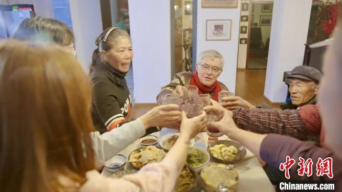 圖為賀歲紀錄片《“洋女婿”的中國年》劇照?！『h航 攝