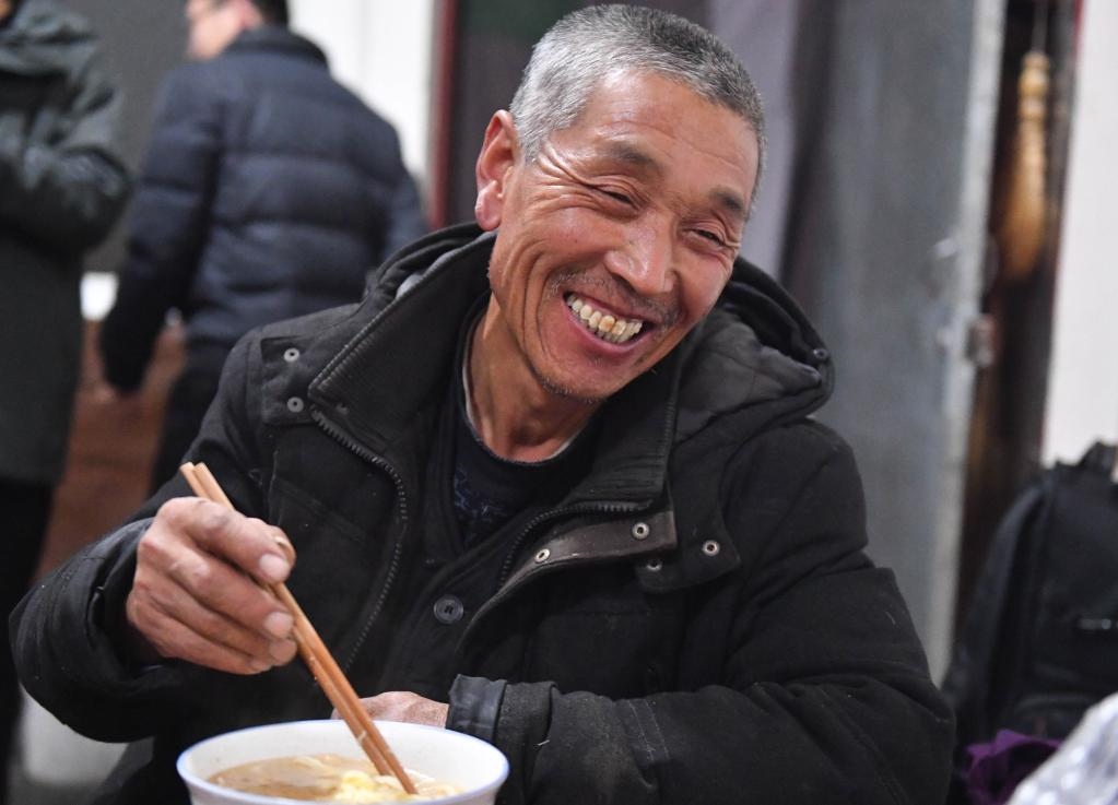 1月26日，山西省汾西縣段村村民蔡文明談起見到總書記的心情，激動(dòng)又開心。新華社記者 柴婷 攝