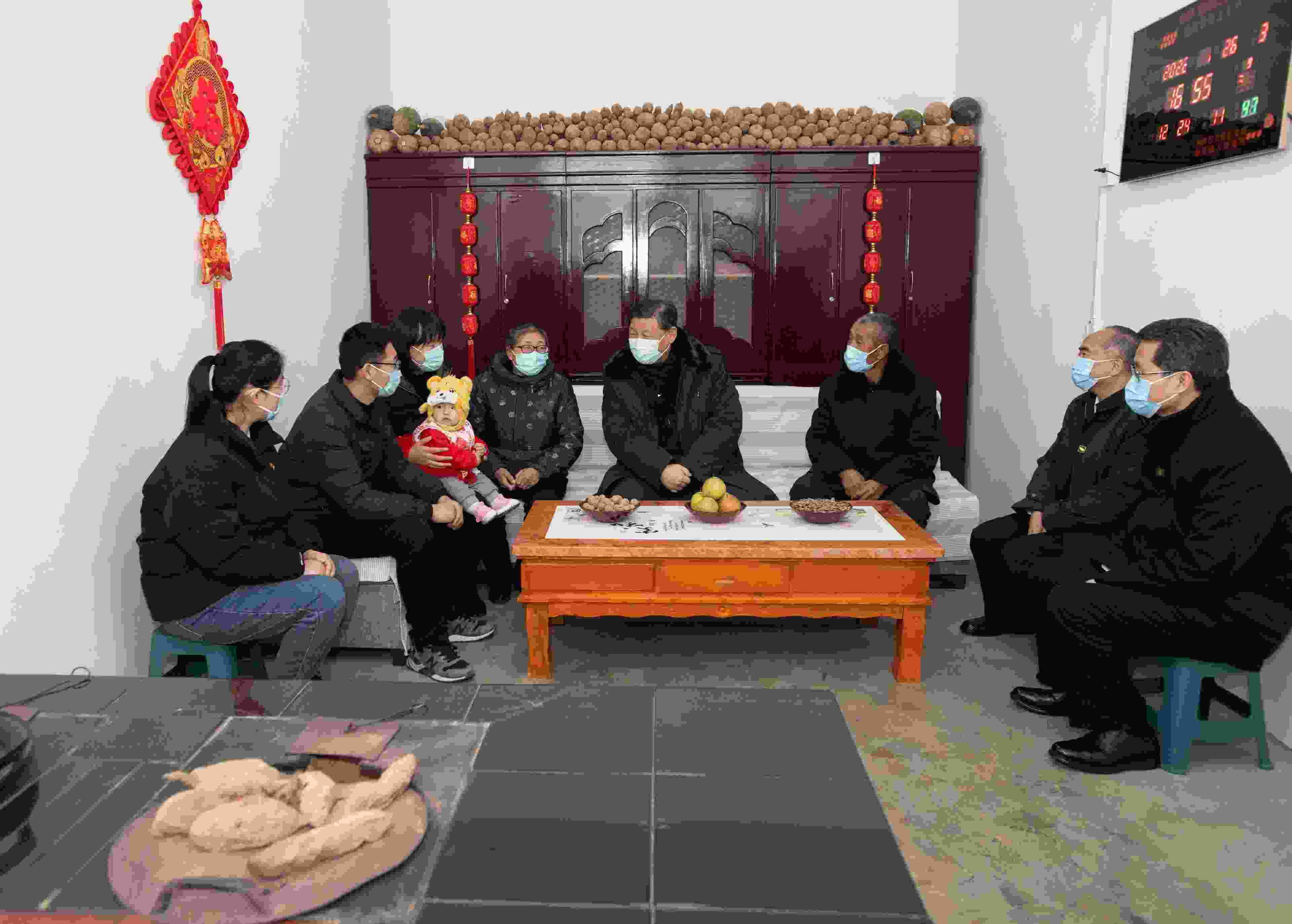 △2022年1月26日，中共中央總書記、國家主席、中央軍委主席習(xí)近平在臨汾市汾西縣僧念鎮(zhèn)段村同村民蔡文明一家親切交流。