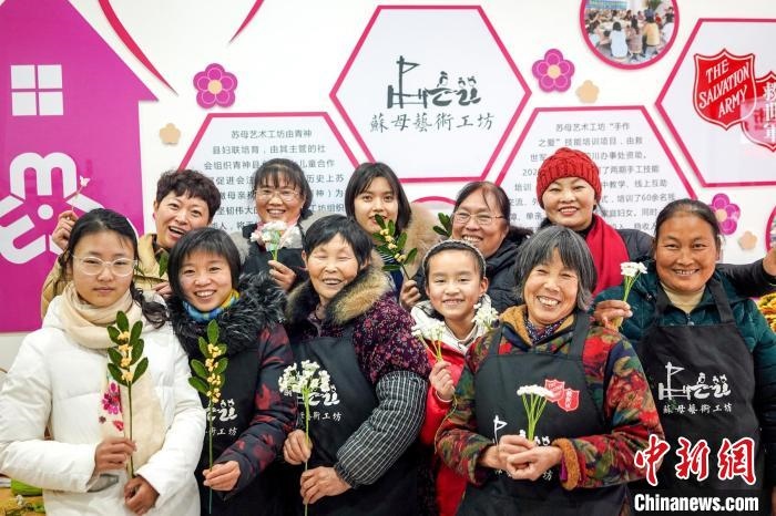 “蘇母藝術(shù)工坊”文創(chuàng)工作室的姐妹們?！」帕捡x 攝