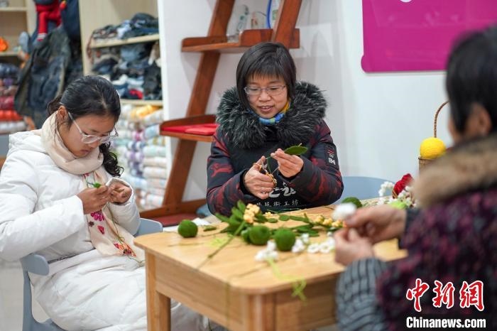 文創(chuàng)工作室的姐妹們正在鉤織月桂葉片?！」帕捡x 攝