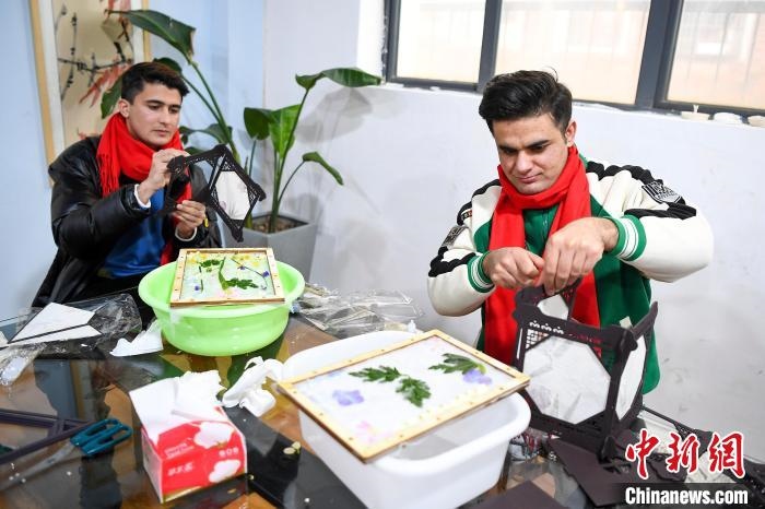 巴基斯坦留學生制作燈籠?！钊A峰 攝