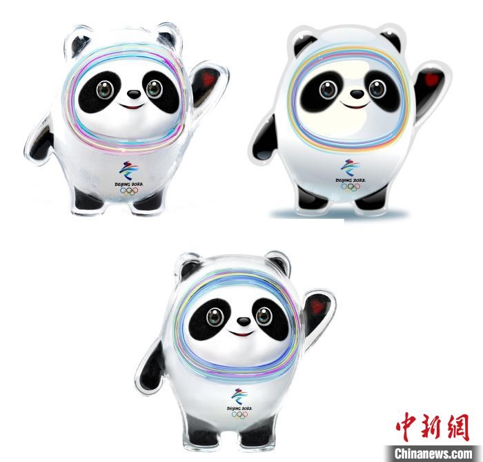 設(shè)計(jì)團(tuán)隊(duì)將“冰絲帶”的形象引入大熊貓后逐漸成型。上方兩個(gè)形象還是外八字腳，下方形象為最終定稿。　劉平云供圖