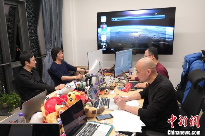 廣州美術(shù)學(xué)院曹雪、劉平云帶領(lǐng)的設(shè)計(jì)團(tuán)隊(duì)對北京冬奧會吉祥物加班加點(diǎn)進(jìn)行修改設(shè)計(jì)。(資料圖) 劉平云供圖