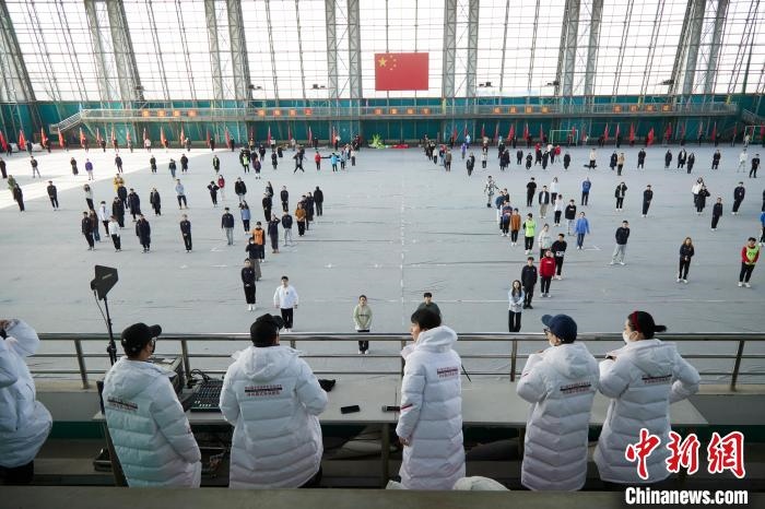 北京冬奧會(huì)閉幕式開(kāi)始前，演員們?cè)谶M(jìn)行排練?！埼暮?供圖