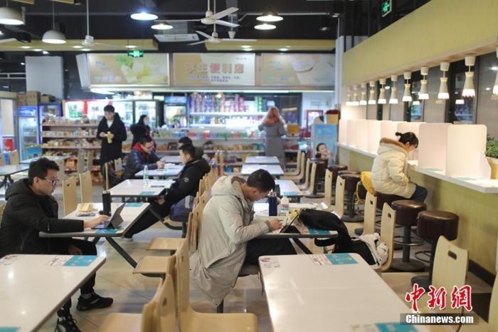 資料圖：考研學(xué)生在食堂內(nèi)復(fù)習(xí)。 泱波 攝