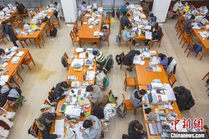 資料圖：南昌大學(xué)圖書館自習(xí)室內(nèi)，考生正在緊張復(fù)習(xí)。　劉力鑫 攝