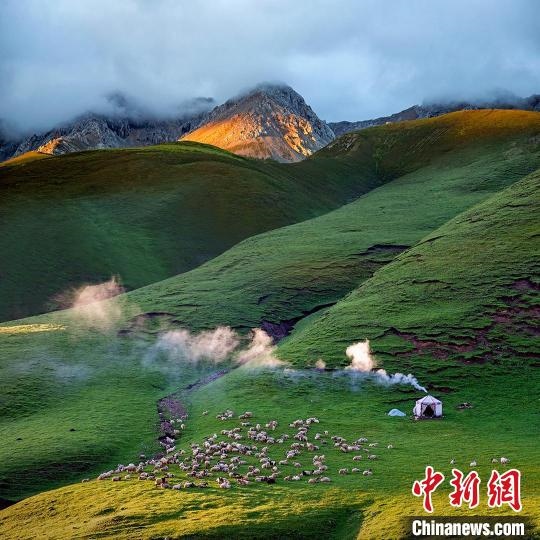 圖為作品《晨光炊煙》?！〗股?攝