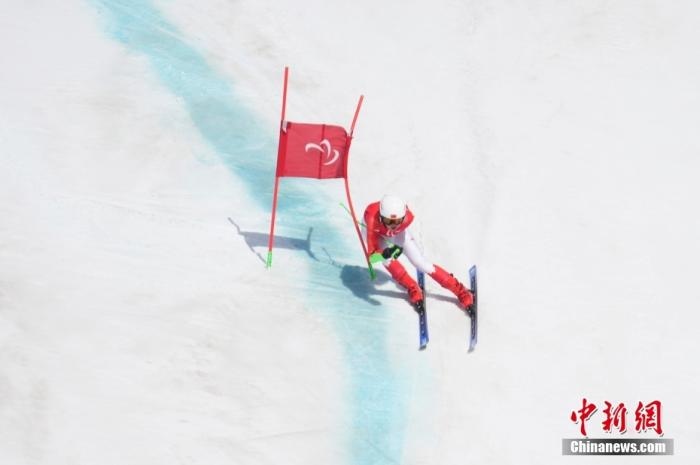 3月6日，中國選手梁景怡在比賽中。當日，北京2022年冬殘奧會殘奧高山滑雪男子超級大回轉-站姿決賽在國家高山滑雪中心舉行，中國選手梁景怡奪得冠軍。 <a target='_blank' href='/'>中新社</a>記者 劉冉陽 攝 　
