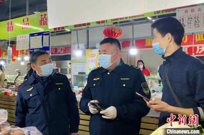 圖為執(zhí)法人員進(jìn)行調(diào)查?！±铈面谩z