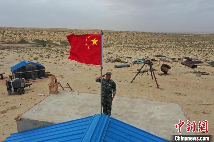 圖為每天升旗是謝寶民的必修課。　受訪者供圖