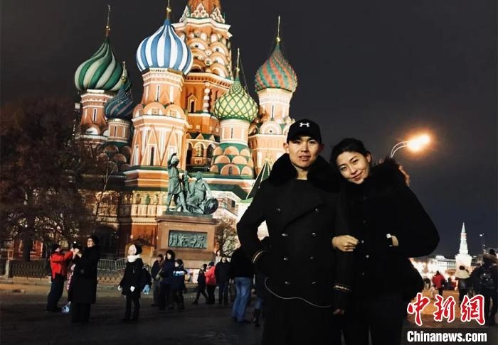 圖為敖木希勒夫婦留學(xué)合影?！“侥鞠＠展﹫D