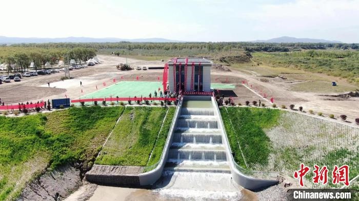 圖為生態(tài)補(bǔ)水現(xiàn)場?！》缎Э?攝