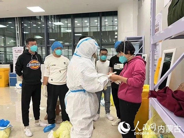 醫(yī)護人員正在方艙醫(yī)院工作。呼和浩特市第一醫(yī)院供圖