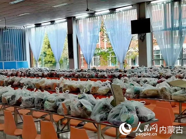 內(nèi)蒙古師范大學(xué)為返鄉(xiāng)學(xué)生準(zhǔn)備午餐和路途上的方便食品。內(nèi)蒙古教育廳供圖