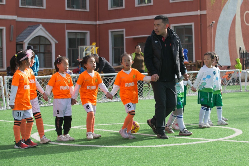8.趣味比賽結(jié)束后，足球教師武穆帶領(lǐng)孩子們到場邊謝場.jpg