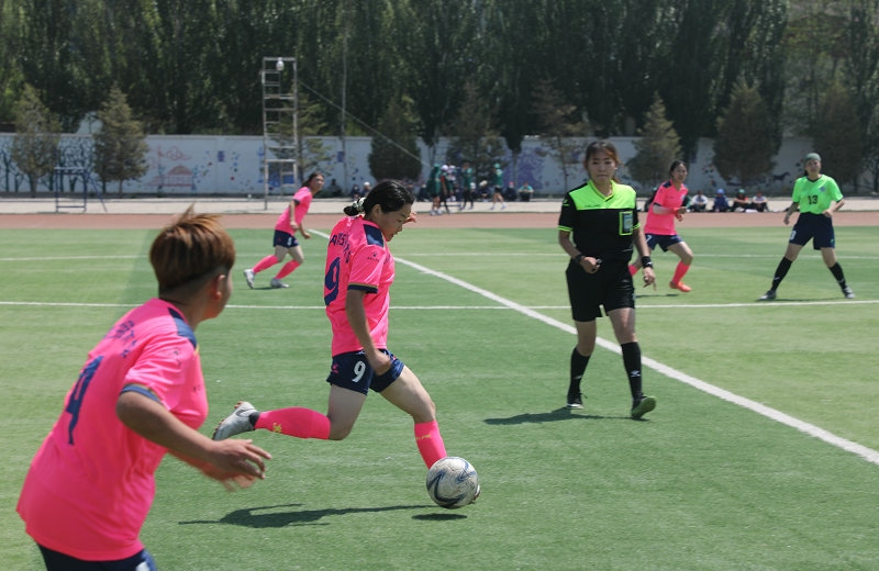3.大學(xué)生足球聯(lián)賽本科組比賽現(xiàn)場，內(nèi)蒙古民族大學(xué)（粉色）對陣呼和浩特民族學(xué)院.JPG