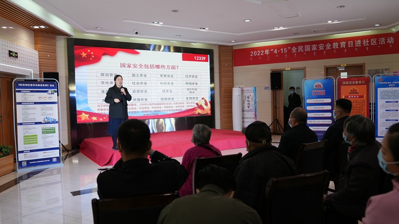 線下聯(lián)合各國家安全委員單位同步開展“國家安全進社區(qū)”活動，現(xiàn)場通過以國家安全知識問答為主線，穿插烏蘭牧騎演出、國家安全宣講、發(fā)放國家安全法律法規(guī)讀本等形式，圍繞什么是國家安全、國家安全包含哪些內(nèi)容、如何維護國家安全等方面，為社區(qū)老百姓開展宣傳宣講，同時作為現(xiàn)場“進社區(qū)”活動與線上直播活動連線，把現(xiàn)場熱烈氣氛帶到網(wǎng)絡，與大家共同分享。 (4)_副本.jpg
