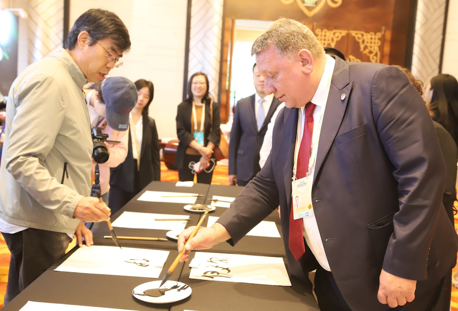 非遺、書法、文創(chuàng)齊亮相！2025年國家重要橋頭堡智庫論壇讓中外嘉賓讀懂北疆文化