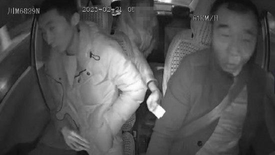 凌晨女子打車到江邊，并掏出百元大鈔給司機稱不用找了。資陽公安供圖