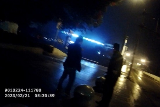 報警人唐師傅向民警講述情況 。資陽公安供圖