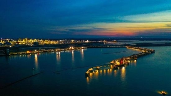 圖為中科煉化自建港口碼頭，30萬噸級原油泊位