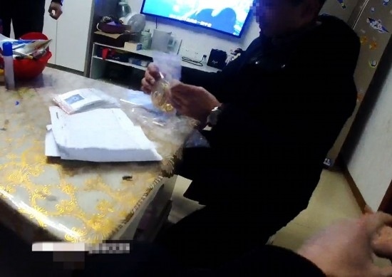 失主對(duì)照清單清點(diǎn)黃金等貴重物品。資陽(yáng)市公安供圖