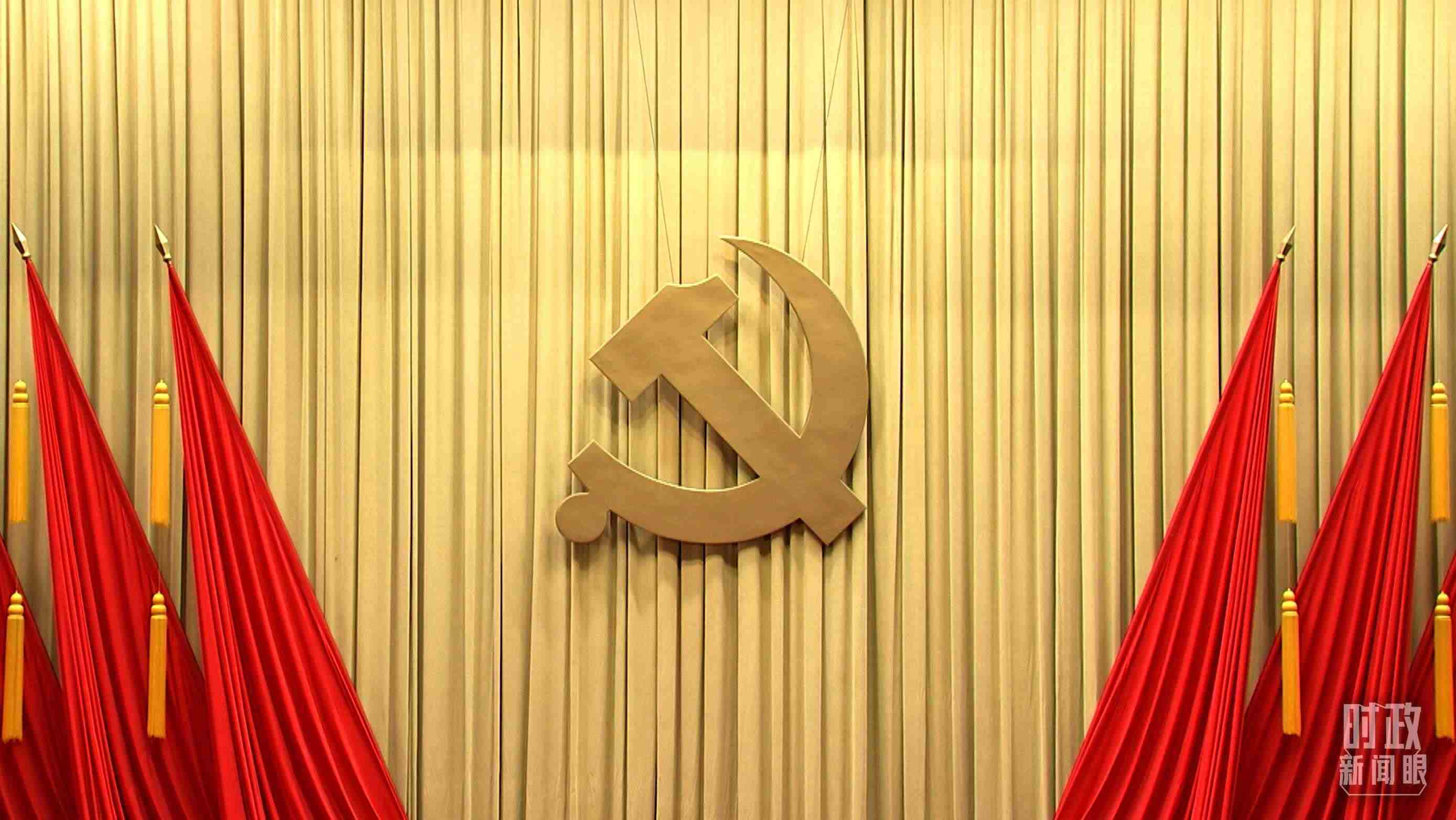 △會場上莊嚴(yán)的黨徽。（總臺央視記者郭鴻拍攝）